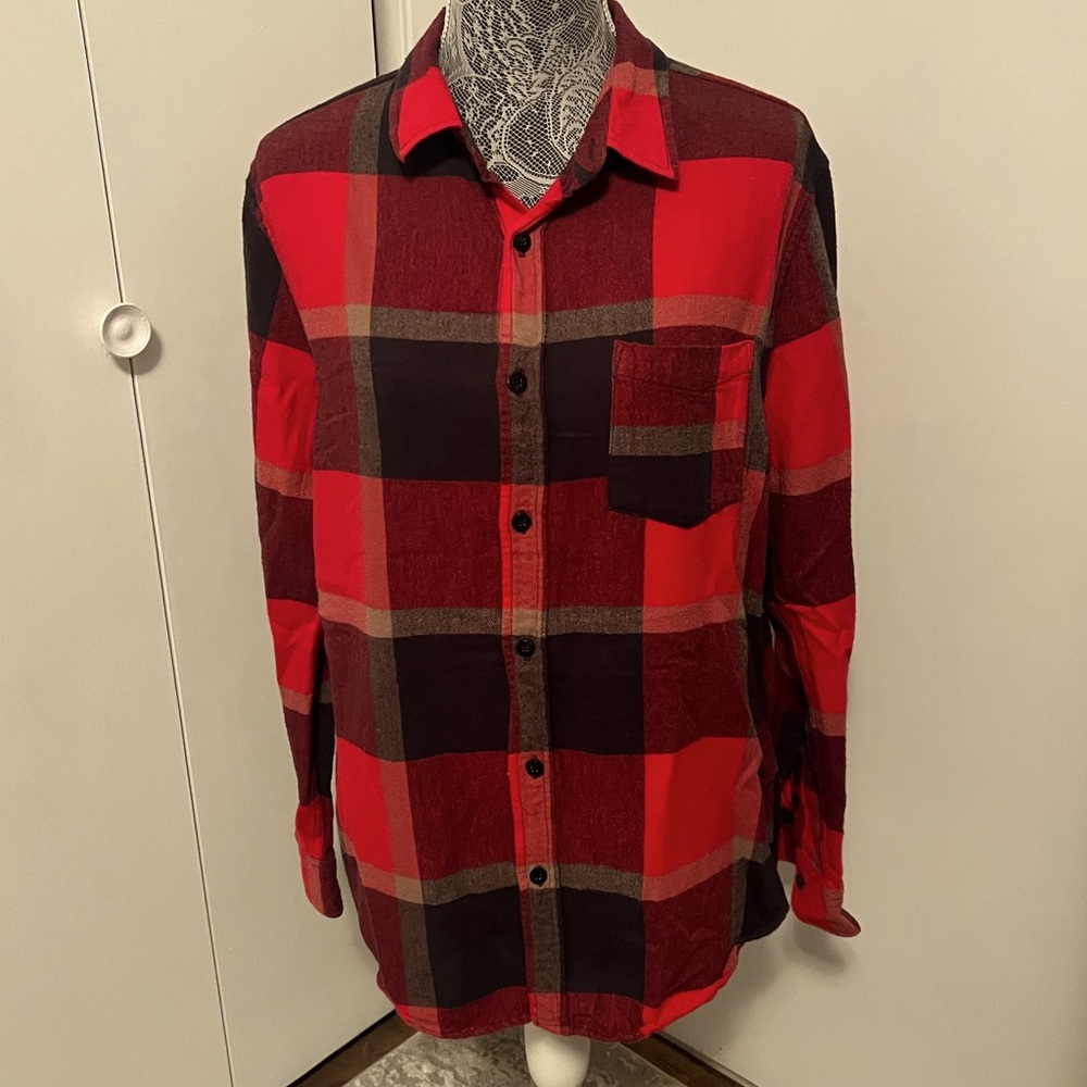 Modern Amusement Men’s Medium Red Black Buffalo Plaid Flannel Shirt